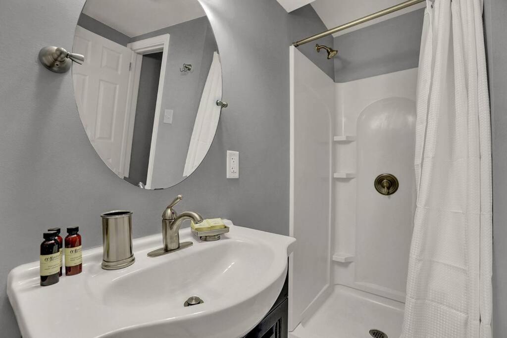 Suites On Seneca - Gorgeous One Bedroom Apartment Harrisburg Exterior photo